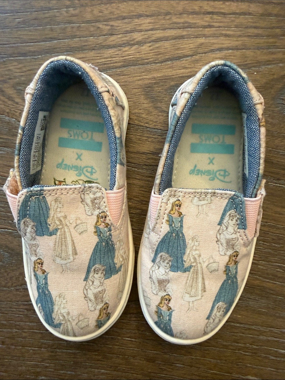 Toms Disney Cinderella 7 Tiny Pink Slip-On Sneakers with Blue Character Print - Picture 5 of 5